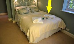 Vì sao không nên kê giường dựa vào một bên tường? Hãy xem lý do là gì?