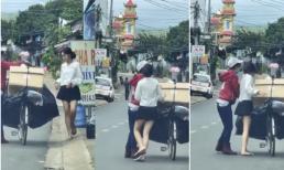 Mẹ đi mua ve chai về, cô con gái chạy ào ra có hành động khiến tất cả trầm trồ ngợi khen