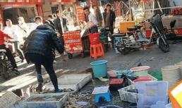 Bà chủ bán hải sản tức giận đập phá quầy hàng của mình, ghẹ chết tứ tung, cách ứng xử của người qua đường thật cảm động