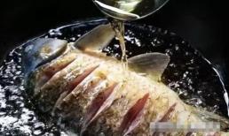 Bôi một chút 'nó' lên cá trước khi rán, chảo sẽ không dính, không bị bắn dầu hay vỡ da, nhiều người tiếc vì giờ mới biết