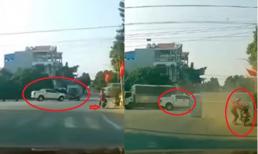 Ô tô bán tải húc xe tải lật nhào giữa ngã tư, người phụ nữ đi xe máy suýt bị vạ lây