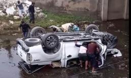 Ô tô bán tải lao khỏi cầu, nằm lật ngửa dưới kênh, 4 người thương vong