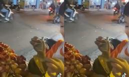 Nhận được món quà bất ngờ từ người lạ trên đường, bé trai nói một câu khiến ai nấy đều cảm động