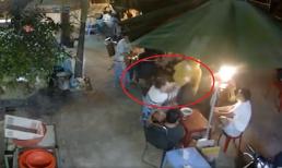 Do mâu thuẫn, người phụ nữ bị 2 nam thanh niên lao tới hành hung trước mặt con nhỏ