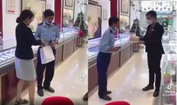 Lần đầu tiên được tổ chức sinh nhật tại chỗ làm, chú bảo vệ rớm lệ xúc động