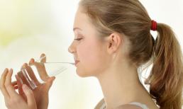 Những lợi ích sức khỏe của việc uống một cốc nước sau khi thức dậy vào buổi sáng? Bác sĩ nhắc nhở: Nhiều người uống không đúng 