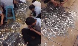 Chở cả tấn tiền xu đi mua nhà, chàng trai khiến 26 người đếm mỏi tay suốt 4 giờ