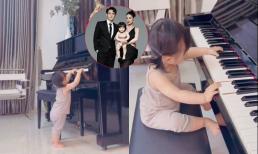 Con gái Đông Nhi và Ông Cao Thắng 'mê mẩn' chiếc đàn ghi-ta, bị phụ huynh trêu chọc