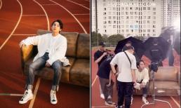 Đi quay MV thôi mà Sơn Tùng thuê cả dàn vệ sĩ che ô hoành tráng cỡ này