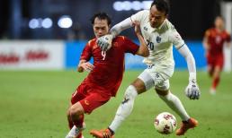 Cận cảnh pha phạm lỗi thô thiển của thủ môn Thái Lan với Văn Toàn