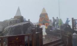 Tuyết bất ngờ rơi tại đỉnh Fansipan sau lễ Giáng sinh, du khách thích thú với khung cảnh như trời Âu