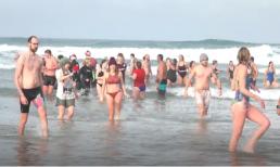 Bất chấp giá lạnh, hàng nghìn người lao xuống tắm biển trong ngày tặng quà
