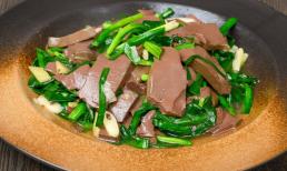 Huyết heo không nên xào trực tiếp. Đầu bếp hướng dẫn bạn một mẹo nhỏ. Bạn chỉ cần làm thêm một bước nữa là món huyết heo chín mềm và không bị nát