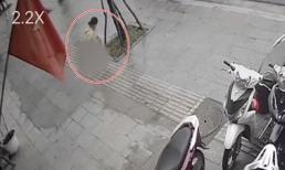 Hành động thiếu ý thức của người phụ nữ trên vỉa hè khiến chủ nhà đầy ngán ngẩm