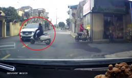 Lao xe đạp điện từ trong ngõ ra như mơ ngủ, thiếu niên khiến 2 ô tô vạ lây