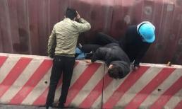 Nghẹt thở cảnh giải cứu 2 thanh niên mắc kẹt giữa thùng container và dải phân cách cứng