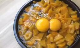 Đừng chỉ nấu cháo bí đỏ, hãy thêm hai quả trứng, không rán hay nấu, bạn sẽ có món bánh mềm ngọt, người già và trẻ em đều thích!