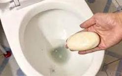 Bỏ một miếng xà phòng vào bồn cầu. Điều đó thật 'kỳ diệu'! Nó giải quyết những rắc rối của cả nam giới và phụ nữ