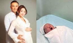 Chi Bảo thông báo bà xã kém tuổi đã hạ sinh quý tử đầu lòng, hé lộ khuôn mặt đáng yêu của nhóc tỳ