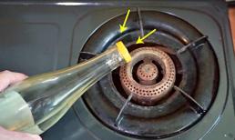 Hôm nay mình mới biết cách đổ giấm trắng trên bếp ga, tiết kiệm được nhiều tiền một năm và giải quyết được vấn đề của mọi nhà