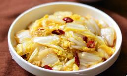 Khi xào cải thảo đừng vội cho vào chảo ngay, cần thêm bước này thì món rau vừa thơm, vừa giòn