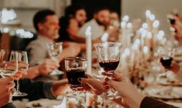 Nhận biết mọi người tại bàn rượu: Bằng cách quan sát 4 biểu hiện này, chúng ta có thể biết hành vi của một người như thế nào