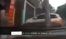 Vào cua với tốc độ gần 90km/h, xế hộp đâm mạnh vào cột điện trước nhà dân