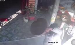Đòi nợ không được, 2 gã côn đồ ném thớt vào đầu mẹ con nợ