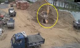 Máy xúc bị lún sâu vào hố cát, tài xế có pha xử lý dứt khoát nhưng gây tranh cãi