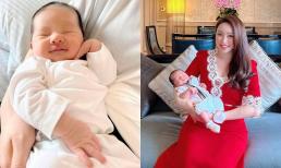 Chỉ mới 7 ngày tuổi, quý tử nhà diễn viên Chi Bảo và bà xã kém tuổi đã biết tạo dáng trước ống kính