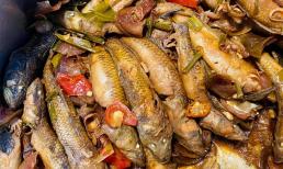 Không ngờ cá bống kho lại ngon đến thế, đừng quên thêm loại quả dân dã này vào để tạo vị chua thanh dịu 