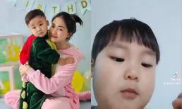 Mới tí tuổi, con trai Hòa Minzy đã tự biết mở điện thoại giao lưu với khán giả, streamer tương lai đây chứ đâu! 