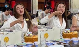 Xả vai Hoa hậu, Thùy Tiên thoải mái ngồi quán vỉa hè tận hưởng chiếc bánh vô cùng thỏa mãn