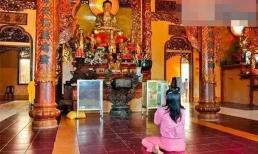 Phụ nữ đi chùa thắp hương đừng mặc 4 loại áo này, nhớ nhé!