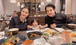 Đông Nhi đưa con gái cưng đi ăn mừng sinh nhật Ông Cao Thắng, biểu cảm Winnie cực đáng yêu