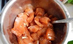 Khi ướp thịt, không chỉ dùng tinh bột mà nên cho thêm thứ này để thịt mềm và thơm hơn, giá thành rẻ bèo