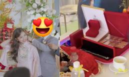 Sính lễ nhà chồng giàu có trao cho Nhật Lê cực khủng: 8 cây vàng, 1 dây chuyền kim cương, 1 lắc vàng
