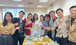 Dàn diễn viên phim 'Phố trong làng' liên hoan đóng máy, nữ chính không quên nhắn: 'Mong quý vị khán giả giơ cao đánh khẽ'