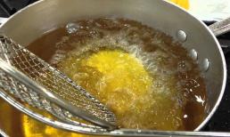  Dầu chiên thừa, nhiều người tiếc bỏ đi thì đây là cách lọc sạch cặn đen bẩn để tái sử dụng chỉ với vỏ trứng và cơm nguội