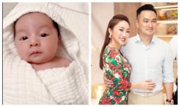 Chi Bảo và bà xã khoe khoảnh khắc đáng yêu của con trai mừng đầy tháng, quý tử chiếm trọn spotlight vì quá tuấn tú