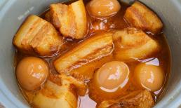 Làm thịt kho trứng không khó, nhưng ở khâu sơ chế nguyên liệu đừng quên bước này để khử mùi hôi của thịt