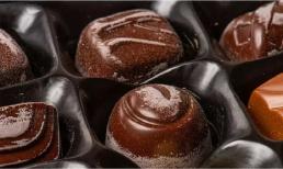 Valentine sắp đến, bạn có biết tại sao có một lớp bụi trắng mỏng trên socola? Chúng có ăn được không? Bí ẩn cuối cùng đã được giải quyết!