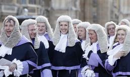 Tại sao thẩm phán nước ngoài đội tóc giả và mặc áo đen?