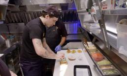 Cậu cả nhà Becks bị bóc mẽ bất tài, phải nhờ đến hàng chục chuyên gia làm hộ trong show nấu ăn mang thương hiệu riêng