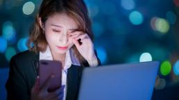 Ánh sáng xanh trên điện thoại không những gây hại cho mắt mà còn “tàn phá” làn da của bạn vì những lý do này