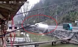 'Xế hộp' mất lái, bay qua ao rồi đâm vào nhà dân khiến người xem thót tim