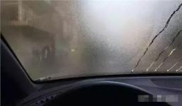 Cửa kính ô tô bị sương mù phủ trong những ngày mưa, học 4 thủ thuật để làm cho cửa sổ ô tô có độ nét cao 