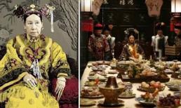 Mỗi bữa chính của Từ Hi thái hậu bao gồm 100 món khác nhau nhưng chỉ ăn vài món, mỗi món một, hai miếng. Phần thức ăn còn lại sẽ được xử lý như thế nào?