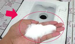 Rắc một nắm này vào bồn cầu, dù vết ố vàng bẩn hay cáu dày đến đâu thì sau khi xả nước cũng sẽ sạch bong