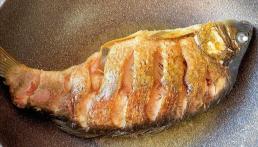 Cho dù bạn đang chiên loại cá nào đi chăng nữa, việc đổ dầu ở bước đầu tiên là sai lầm! Nắm vững ba thủ thuật, cá hoàn toàn không dính và da không bị nát